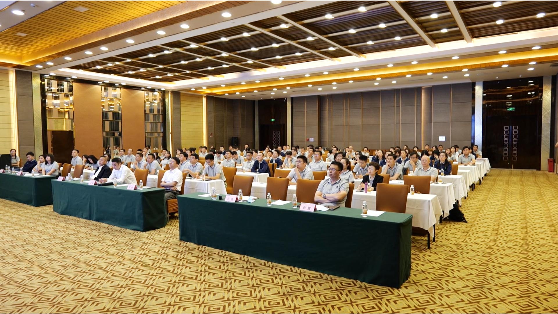 报告会.jpg 报告会.jpg